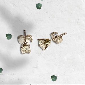 CLASSIC 14KT WHITE GOLD STUD EARRINGS